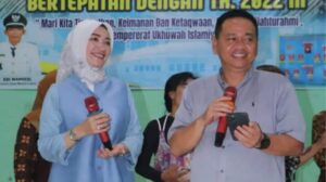 Disambut Hangat Warga, Pj. Bupati Bersama Ketua TP. PKK Melemang di Desa Muara Lawai