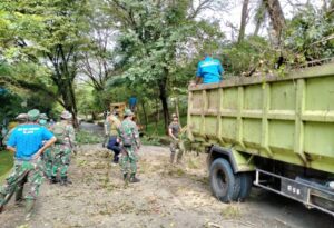 Jaga Kebersihan dan Keamanan , DLH Kabupaten Lahat Bersama Kodim 0405/Lahat Lakukan Tebas Bayang