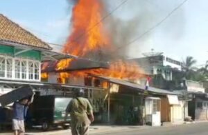 Satu Rumah di Kelurahan Lahat Tengah Kebakaran