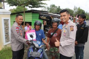 Bentuk Kepedulian Polres Lahat Salurkan Bansos Kepada Warga
