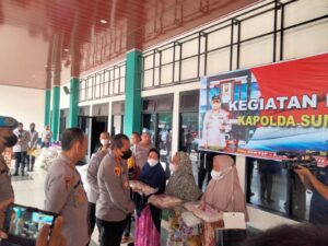 Polda Sumsel Bagikan Bansos Kepada Ojol, Supir Angkot, Buruh dan Masyarakat yang Berdampak Kenaikan BBM