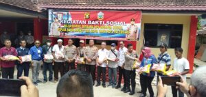 Polda Sumsel Bagikan 450 Karung Beras Pada Sopir Angkot dan Taksi
