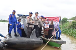 Ditpolairud Polda Sumsel Bagikan Sembako ke Masyarakat di Perairan Borang
