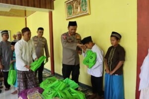 Sambangi Pondok Tahfidz Bayyina, Kapolres Lahat Bersama Wakapolres Bagikan Alqur’an dan Iqro
