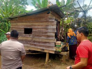 Kapolsek Kota Agung Polres Lahat Berikan Bantuan Penderita Tumor di Kebun Jati