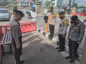 Piket Pamenwas Polda  Sumsel AKBP  Erlangga SE MH bersama Piket Propam Rutin Lakukan Pengecekan