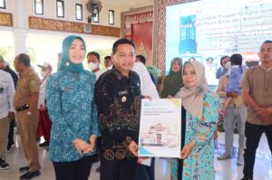 Roadshow Literasi dan Inklusi Keuangan, Pj. Bupati Terima Piagam dan Plakat WTP