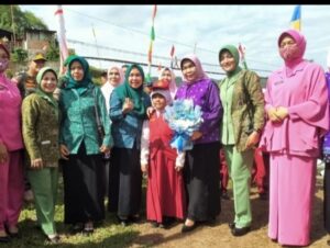 Tinjau TMMD Ke-115, Ketua GOW Lahat dan  Ketua Persit 0405/Lahat Ajak Sosialisasi KRPL dan Cegah Stunting