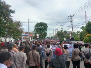 Polres Lahat Kawal Aksi Unjuk Rasa Masyarakat Merapi Area ke Kantor Bupati Lahat