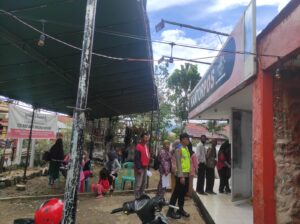 Personil Polsek Jarai Polres Lahat Polda Sumsel Pengamanan Penyaluran Bansos BLT BBM, SEMBAKO dan PKH Tahun 2022