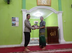MUSHOLAH AL-KARIM 8 MENERIMA 15 A-QUR’AN DARI AIPDA MUHAMMAD ALIUDIN, SH