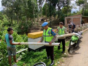 Budayakan Gotong Royong Bhabinkamtibmas Polsek Mulak, Bersama Warga Pemasangan Pipa Saluran Air