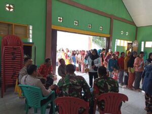 Bhabinkamtibmas Polsek Kota Lahat Polres Lahat Polda Sumsel Monitoring Kegiatan Operasi Pasar Murah
