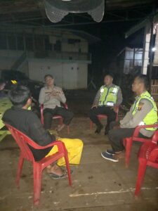 Kapolsek Mulak Ulu Polres Lahat Polda Sumsel Iptu Ismail SE.MM  Berkunjung Pada Malam Hari