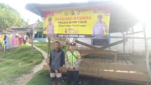 Bersama Jaga Keamanan dan Ketertiban, Kapolsek Kikim Timur Pasangan Nomor Handphone di Wilayah Desa Binaan