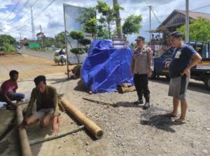 Kapolsek Pajar Bulan Polres Lahat Polda Sumsel AKP Bambang Julianto SH Sambang Door To Door Kepada Warga