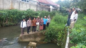Bhabinkamtibmas Polsekta Lahat Monitoring Titik 0 % Pembangunan DAM Irigasi Sawah di Desa Manggul