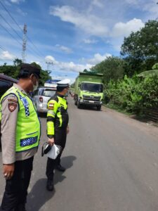 Dibantu Satlantas Polres Lahat, Polsek Merapi Barat Urai Macet arus lalin di Jalinsum Desa Prabumenang