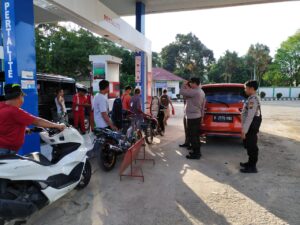 Kapolsek Kikim Tengah Polres Lahat Menghimbau Masyarakat yang Mengisi BBM di SPBU