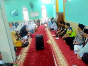 Kanit Bimas dan Bhabinkamtibmas Polsek Pajar Bulan Menghadiri Majelis Taklim