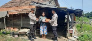 Bentuk Kepedulian, Polsekta Lahat Polres Lahat Berikan Bantuan Ke Masyarakat