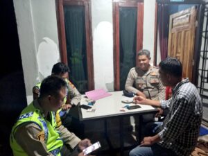 Kunjungan Malam’ Hari di Desa Geramat Kapolsek Mulak Ulu Polres Lahat Sampaikan Pesan Kamtibmas