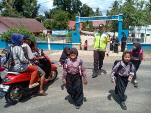 Bhabinkamtibmas Polsek Kikim Timur Polres Lahat Atur Lalulintas Saat Anak Pulang Sekolah