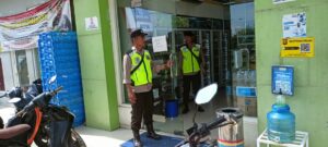 Kanit Samapta dan Piket SPK Polsek Pulau Pinang Melaksanakan KRYD di Tempat Perbelanjaan dan SPBU