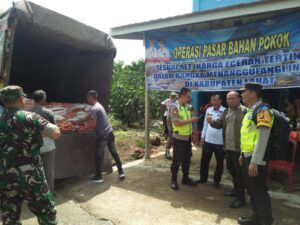 Bhabinkamtibmas Polsek Pajar Bulan Polres Lahat Pengamanan Pasar Murah di Desa Talang Baru