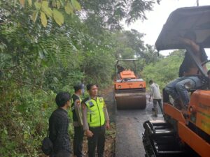 Jalan Umum Diperbaiki Polsek Mulak Ulu Pengaturan Lalu Lintas