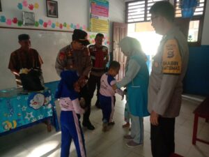 Polisi Sahabat Anak, Kapolsek Kikim Barat Kunjungi RA Aisyah Desa Penantian