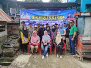Bhabinkamtibmas Polsek Pajar Bulan Pengamanan Operasi Pasar Murah di desa Tanjung Agung