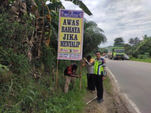 Tekan angka Kecelakaan, Pos Lantas Tampang Baru, Satlantas Polres Muba Polda Sumsel Memasang Himbauan Banner Di Jalan Lintas Timur Sumatera