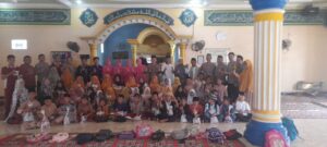 Kapolsek Merapi Barat Bersama Ibu Ketua Bhayangkari Ranting Giat Jumat Barokah