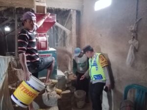 Bhabinkamtibmas Polsek Jarai Polres Lahat Monitoring Perekonomian Masyarakat