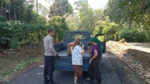 Kepedulian ,Personil Polsek Pseksu Antar Warga Pulang dari Kebun Kerumahnnya