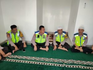Personil Polsek Pulau Pinang Polres Lahat Polda Sumsel Melaksanakan Binrohtal di Mushollah Al Ikhlas