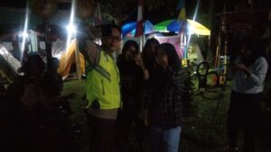 Bhabinkamtibmas Polsek Pajar Bulan  Pengamanan Kegiatan Berkemah Malam Anak Pramuka