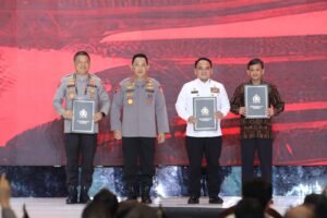 Sekjen Kemenkumham Terima Penghargaan Pin Emas dari Kapolri