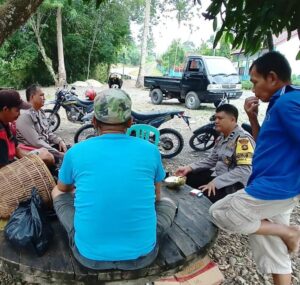 Bhabinkamtibmas Aipda Richi Paluse  Polsek Pulau Pinang Sambang di Desa Pulau Pinang