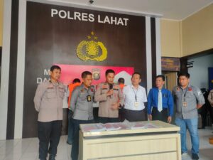 Polres Lahat Preess Conference  Pelimpahan Tersangka dan Barang Bukti Tindak Pidana Korupsi Dana Desa Gunung Megang