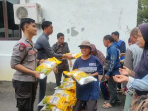 Jum’at Berkah, Ratusan Tunakarya Padati Rumah Dinas Kapolres Lahat