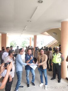 Puluhan Massa SEMMI Sumsel Aksi Demo di kantor KPU Sumsel