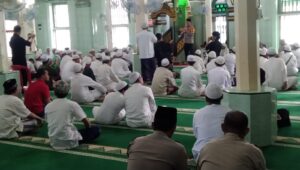Kapolrestabes Palembang Beserta Kapolsek Ilir Timur II Melaksanakan Jum’at Curhat Di Masjid Lawang Kidul Kec Ilir Timur Dua Kota Palembang.