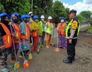Bhabinkamtibmas Polsek Merapi Barat Berikan Himbauan dan Arahan Kepada Emak Emak Penyapu Jalan