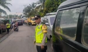 Kanit Binmas dan Kanit Samapta Polsek Merapi Barat Pengaturan Lalin di Pasar Mingguan Desa Gunung Kembang