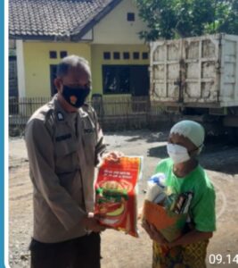 Bentuk Kepedulian, Bhabinkamtibmas  Polsek Pulau Pinang Polres Lahat Berikan Sembako Kepada Warga Kurang Mampu