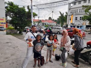 Team Dari Beberapa Media Berbagi Bingkisan Snack Kepada Anak-anak