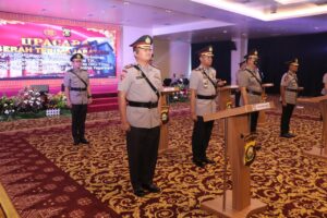 Kapolda Sumsel Pimpin Apel Sertijab Kapolres Lahat dari AKBP Eko Sumaryanto SIK. MSi kepada AKBP S. Kunto Hartono SIK. MT.