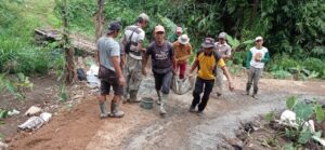 Bhabinkamtibmas dan Warga Bergotong Royong Perbaiki Kerusakan Akses Perkebunan